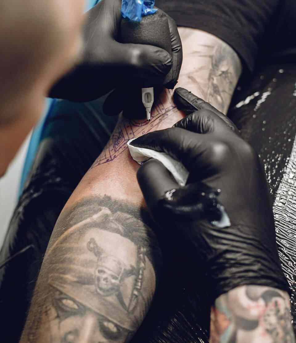 man-doing-tattoo-tattoo-salon-1-scaled-960x1111-1 (1)